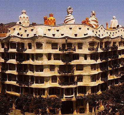 Gaudijeva arhitektura - Page 3 Casa_mila_dimnjaci